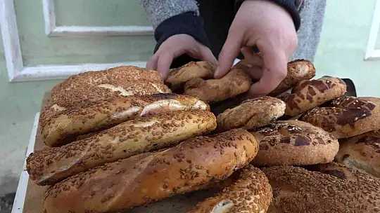 Eşi hastalanınca simit tablasını alıp sokağa çıktı..
