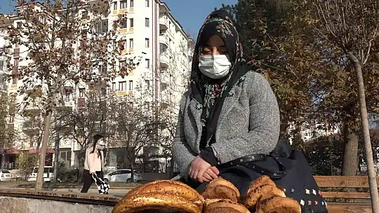 Eşi hastalanınca simit tablasını alıp sokağa çıktı..
