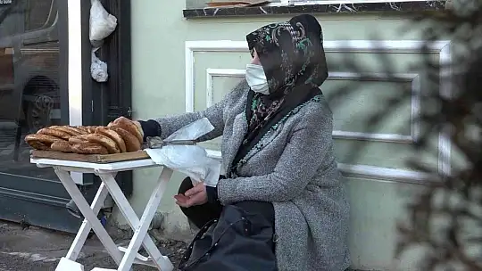 Eşi hastalanınca simit tablasını alıp sokağa çıktı..