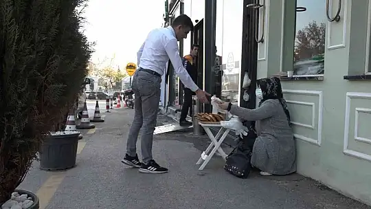 Eşi hastalanınca simit tablasını alıp sokağa çıktı..