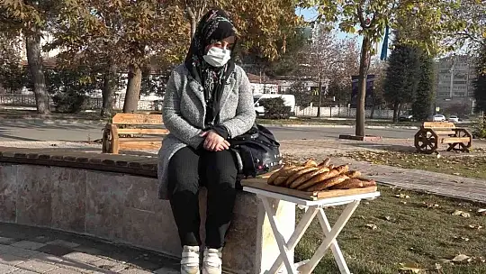 Eşi hastalanınca simit tablasını alıp sokağa çıktı..