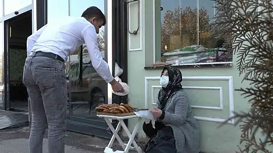 Eşi hastalanınca simit tablasını alıp sokağa çıktı..