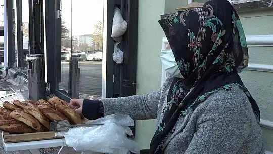 Eşi hastalanınca simit tablasını alıp sokağa çıktı..