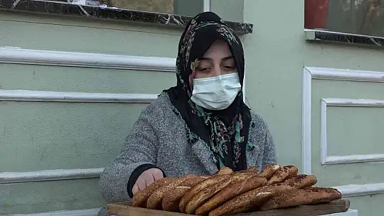 Eşi hastalanınca simit tablasını alıp sokağa çıktı..