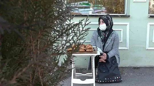 Eşi hastalanınca simit tablasını alıp sokağa çıktı..
