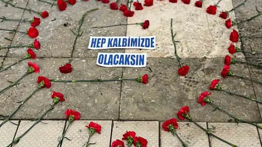 Eşi tarafından katledilen kadın, öldürüldüğü hastanenin önünde arkadaşları tarafından anıldı