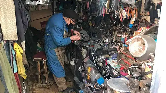 Eşine verdiği sözü tutmak için 85 yaşında bilemecilik yapıyor