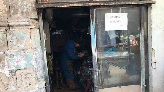 Eşine verdiği sözü tutmak için 85 yaşında bilemecilik yapıyor