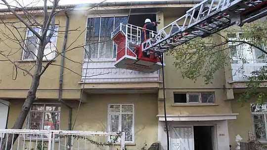 Eski sevgilisinin evini benzin döküp ateşe verdi.