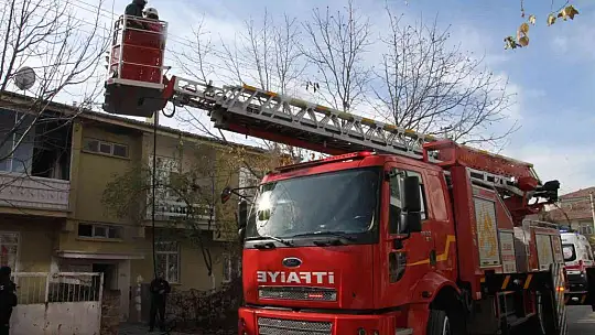 Eski sevgilisinin evini benzin döküp ateşe verdi.
