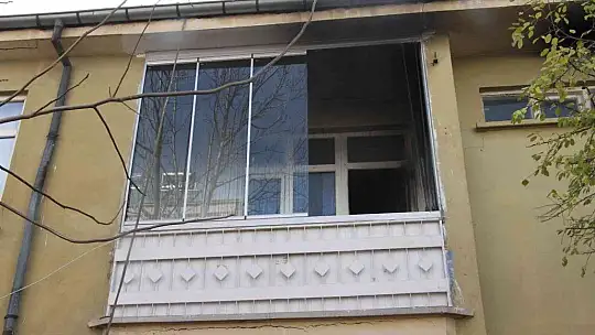 Eski sevgilisinin evini benzin döküp ateşe verdi.