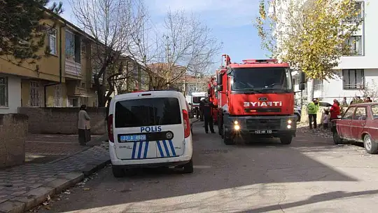 Eski sevgilisinin evini benzin döküp ateşe verdi.