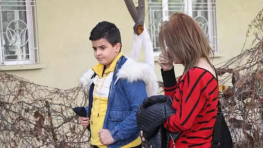 Eski sevgilisinin evini benzin döküp ateşe verdi.