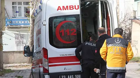 Eski sevgilisinin evini benzin döküp ateşe verdi.