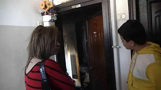 Eski sevgilisinin evini benzin döküp ateşe verdi.