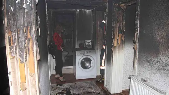Eski sevgilisinin evini benzin döküp ateşe verdi.