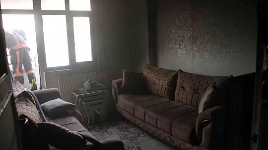 Eski sevgilisinin evini benzin döküp ateşe verdi.