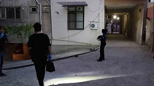 Eve giren hırsız, kaçarken çaldığı eşyaları düşürdü