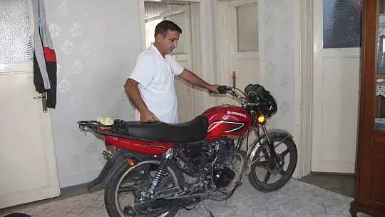 Evin içerisindeki motosikletin hikayesini duyan şaşırıyor