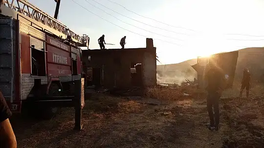 Evinin etrafındaki kuru otları yakmak istedi, ahırı kül oldu