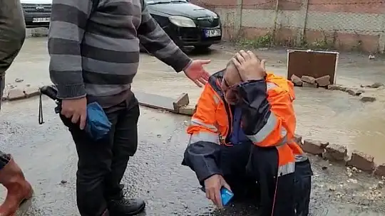 Evinin sular içerisinde kalmasını gözyaşlarıyla izleyen afetzede: 'Allah'a hamt olsun canımız sağ, çocuklarımız kurtuldu'