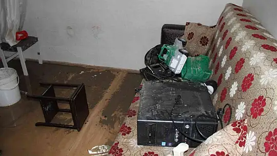 Evinin sular içerisinde kalmasını gözyaşlarıyla izleyen afetzede: 'Allah'a hamt olsun canımız sağ, çocuklarımız kurtuldu'