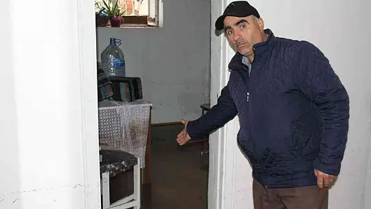 Evinin sular içerisinde kalmasını gözyaşlarıyla izleyen afetzede: 'Allah'a hamt olsun canımız sağ, çocuklarımız kurtuldu'