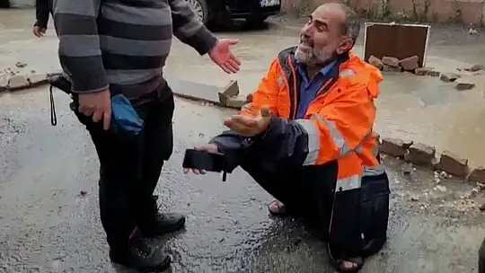Evinin sular içerisinde kalmasını gözyaşlarıyla izleyen afetzede: 'Allah'a hamt olsun canımız sağ, çocuklarımız kurtuldu'