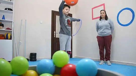 Evlatlarına otizm tanısı konulan çift, vakıf kurarak hayatlarını otizmli bireylere adadı
