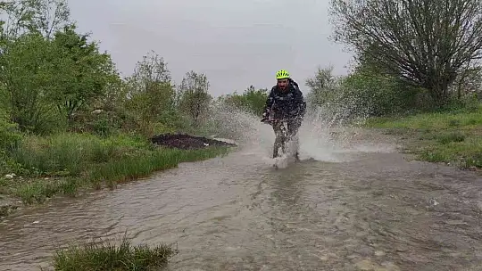 Farkındalık için yağmur altında zorlu köy yollarında 50 kilometre pedal çevirdiler