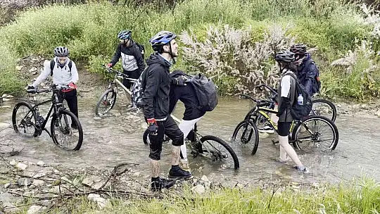 Farkındalık için yağmur altında zorlu köy yollarında 50 kilometre pedal çevirdiler