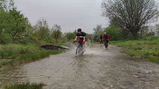 Farkındalık için yağmur altında zorlu köy yollarında 50 kilometre pedal çevirdiler