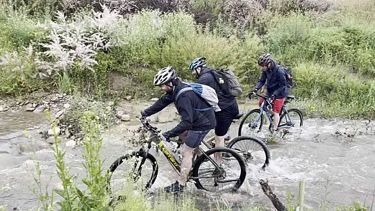 Farkındalık için yağmur altında zorlu köy yollarında 50 kilometre pedal çevirdiler