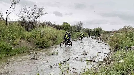 Farkındalık için yağmur altında zorlu köy yollarında 50 kilometre pedal çevirdiler