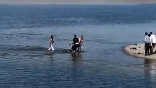 Feribot kaptanı, boğulmak üzere olan şahsı kurtardı
