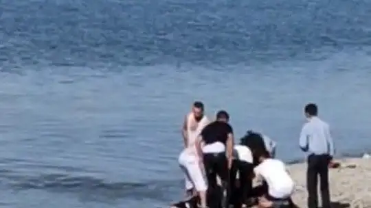 Feribot kaptanı, boğulmak üzere olan şahsı kurtardı