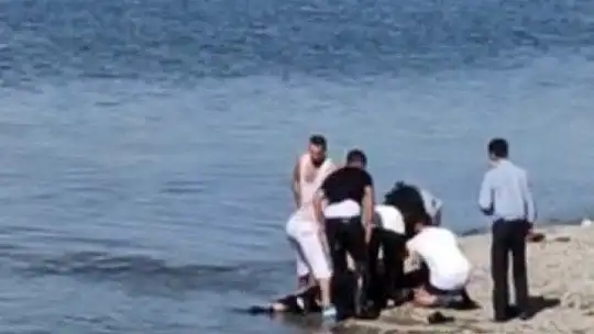 Feribot kaptanı, boğulmak üzere olan şahsı kurtardı