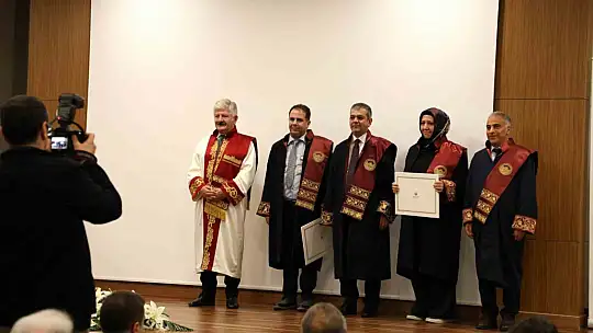 Fethi Sekin Şehir Hastanesi'nde akademik yükselme ve cübbe töreni