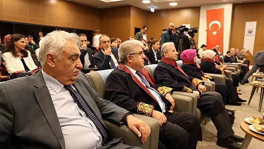 Fethi Sekin Şehir Hastanesi'nde akademik yükselme ve cübbe töreni