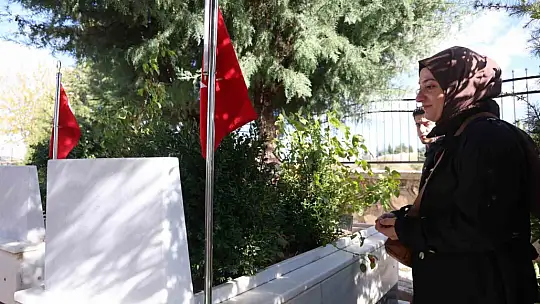 FETÖ elebaşı Gülen'in ölüm haberinin ardından 15 Temmuz şehidinin kabri ziyaret ediliyor