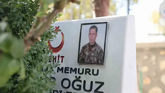 FETÖ elebaşı Gülen'in ölüm haberinin ardından 15 Temmuz şehidinin kabri ziyaret ediliyor