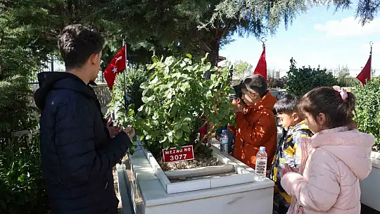 FETÖ elebaşı Gülen'in ölüm haberinin ardından 15 Temmuz şehidinin kabri ziyaret ediliyor