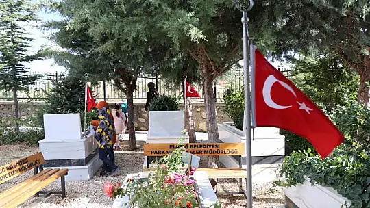 FETÖ elebaşı Gülen'in ölüm haberinin ardından 15 Temmuz şehidinin kabri ziyaret ediliyor