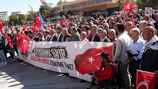Filistin'e destek için yüzlerce kişi meydanı doldurdu