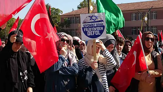 Filistin'e destek için yüzlerce kişi meydanı doldurdu