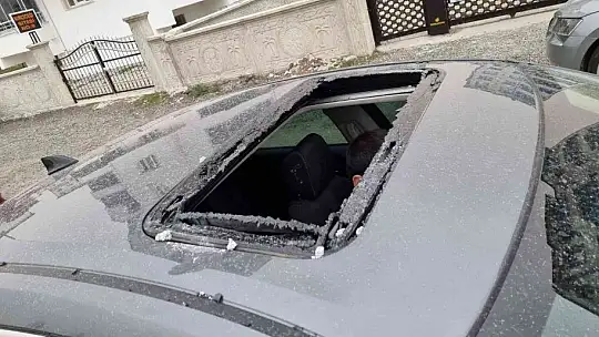 Fırtına binanın çatısını uçurdu, 3 araç hasar gördü