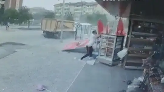 Fırtına dondurma dolabını savurdu, o anlar kameraya yansıdı