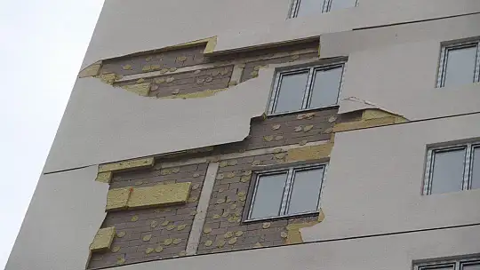 Fırtına toz bulutları oluşturdu, binaların çatı ve dış yalıtımını söktü