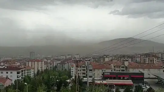 Fırtına toz bulutları oluşturdu, binaların çatı ve dış yalıtımını söktü