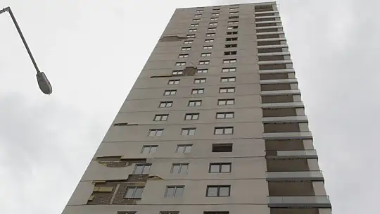 Fırtına toz bulutları oluşturdu, binaların çatı ve dış yalıtımını söktü